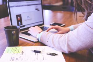 mulher executando seo on page