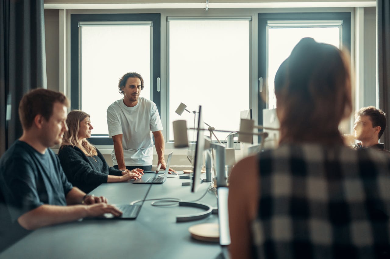 equipe de outsourcing SEO discutindo estratégia