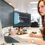 Mulher executando estratégia em magento SEO