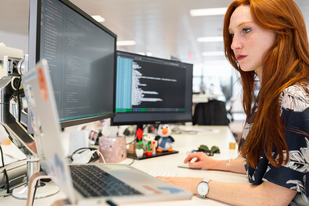 Mulher executando estratégia em magento SEO